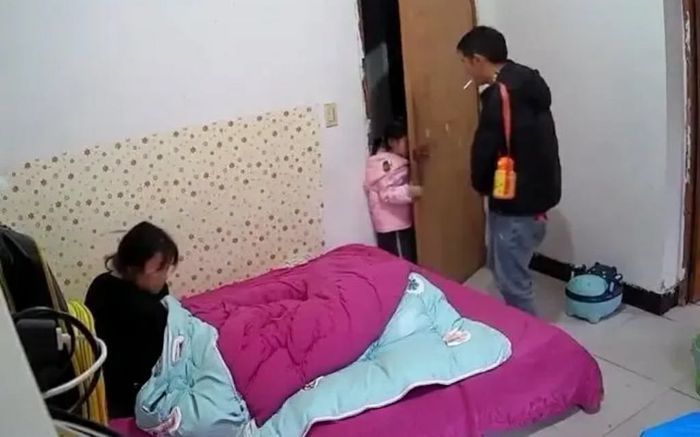 Đưa con gái đi học, người chồng 'chết lặng' trước cảnh tượng sau khi về nhà