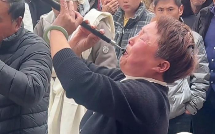 Đi dự đám tang bạn thân, người phụ nữ có hành động khiến ai cũng bật khóc