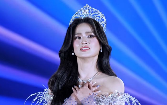 Hoa hậu Ý Nhi bật khóc nức nở khi final walk tại Miss World Vietnam