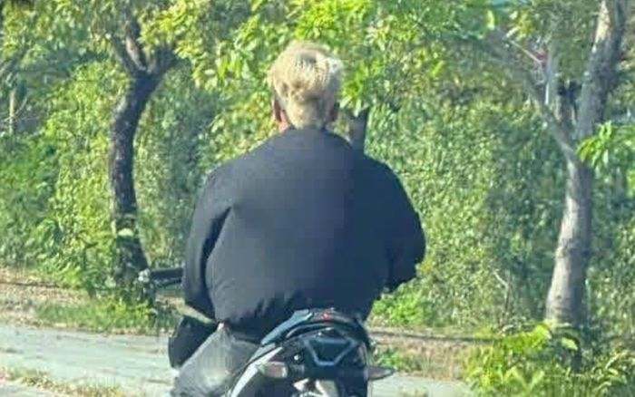 Thản nhiên đội 'đầu trần' đi xe máy, thanh niên gặp cái kết bất ngờ