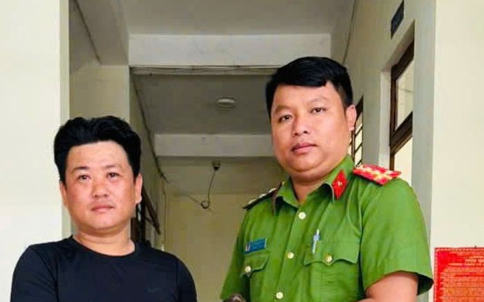 Nhặt được món đồ đặc biệt khi khơi thông cống nước, người đàn ông tức tốc báo Công an