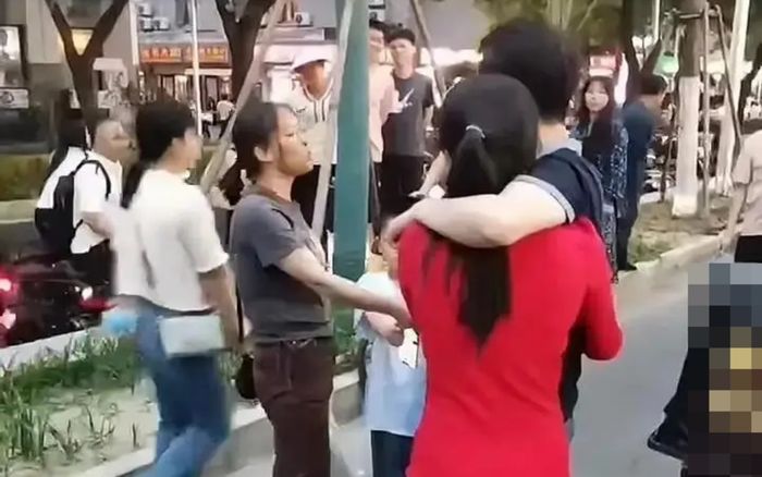 Bị vợ con bắt quả tang ngoại tình ngay trên đường, thái độ của người đàn ông khiến gây phẫn nộ