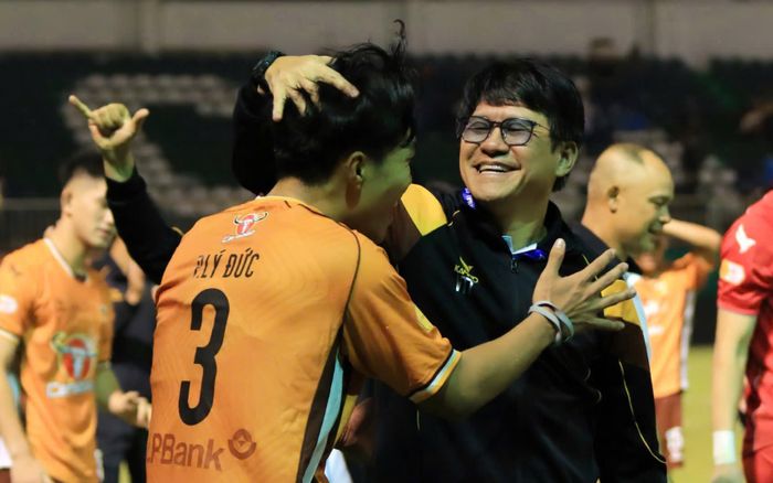 HLV Vũ Tiến Thành tạm rời HAGL để hỗ trợ Ninh Bình