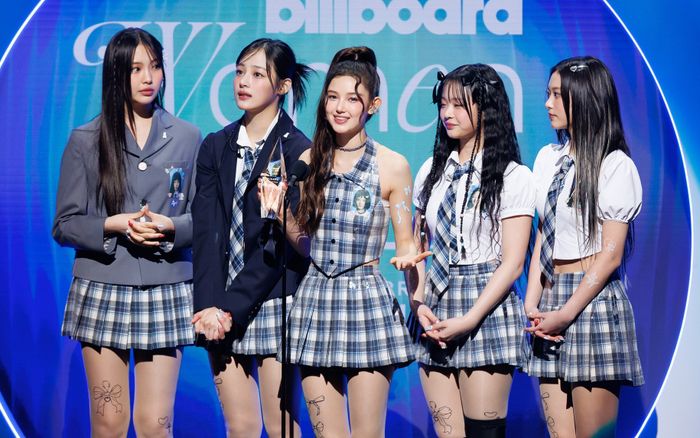 Fan NewJeans biểu tình bằng xe tải trước trụ sở HYBE