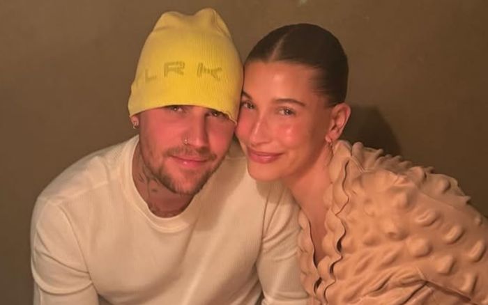 Hailey Bieber diện đồ vintage trong sinh nhật Justin