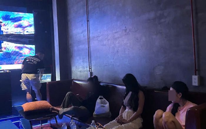 Hành vi đáng xấu hổ của nhóm thanh niên trong phòng karaoke bị Công an bắt quả tang