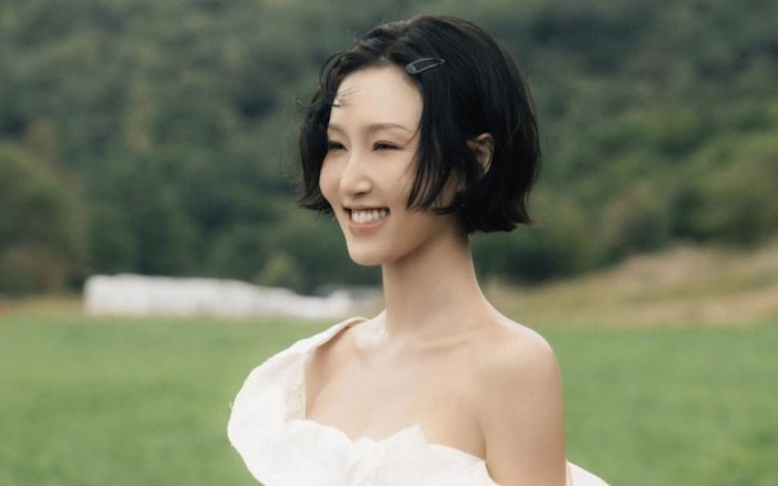 Hwasa khoe vóc dáng 'đồng hồ cát' gợi cảm, phong cách táo bạo tại nhà gây sốt