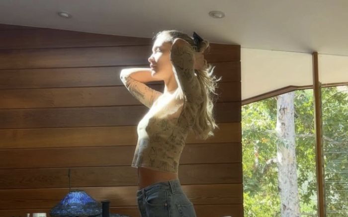 Bella Hadid 'mở bát' hè rực rỡ với loạt ảnh khoe cơ thể phóng khoáng