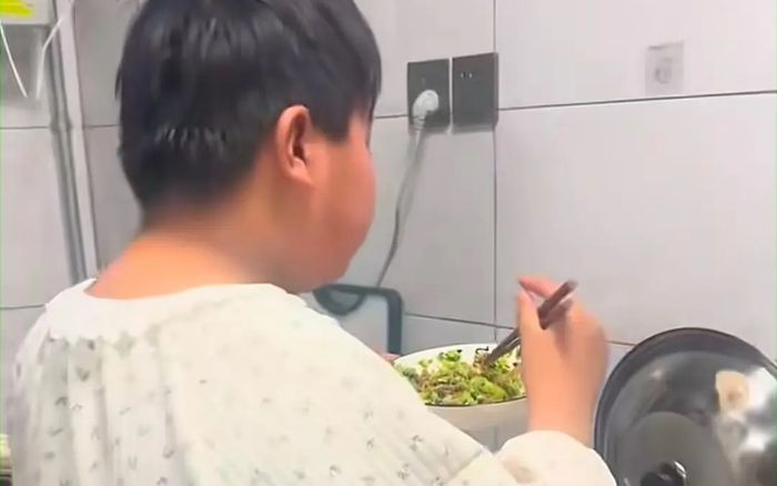 Phụ huynh đăng clip con trai lén ăn đêm, cư dân mạng phát hiện sự thật đáng lo