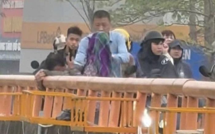 Đôi vợ chồng khiến Đại uý Công an gấp rút giữ chặt, chuyện phía sau càng gây cảm động