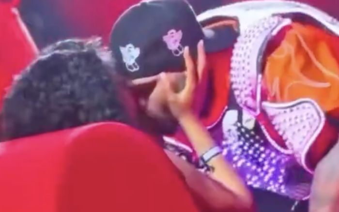 Xôn xao nam ca sĩ 'khóa môi' nữ khán giả, chồng bên dưới sân khấu chứng kiến toàn bộ