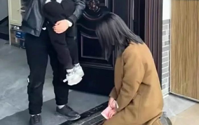 Vợ cũ quỳ gối van xin quay lại sau ly hôn, người chồng có quyết định gây sốc