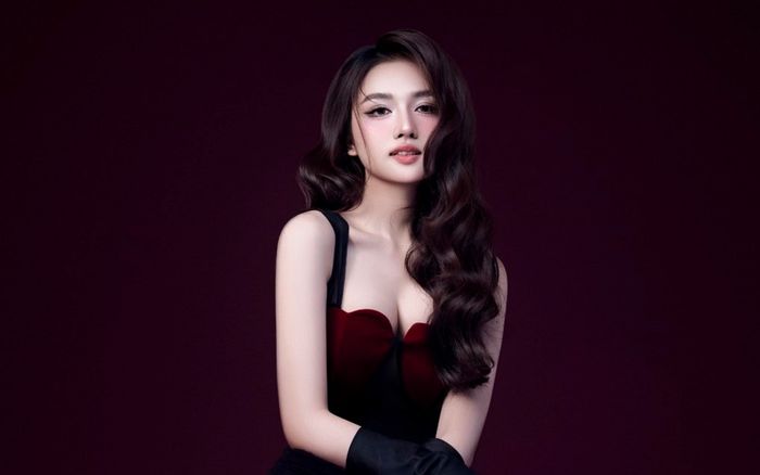 Á hậu Thu Ngân khoe vòng một nóng bỏng đón tuổi mới