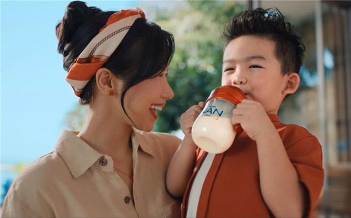 Khi cha mẹ hiện đại nuôi con: tìm kiếm thông tin, trao đổi hội nhóm MXH và những buổi “nghiên cứu sản phẩm” hết công suất lúc nửa đêm