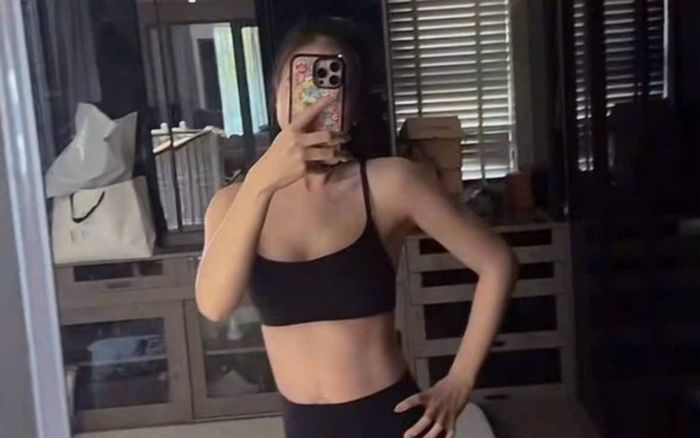 Bà xã JustaTee gây bất ngờ với vóc dáng thon gọn chỉ sau 18 ngày sinh