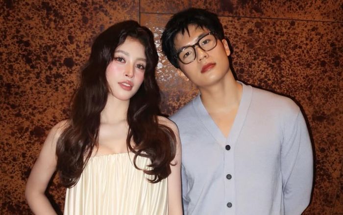 Tiểu Vy diện áp cúp ngực khoét lưng e ấp ở bên Quốc Anh