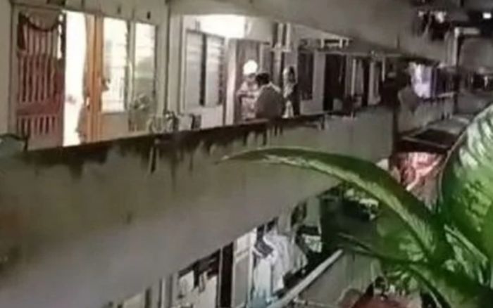 Nhà kế bên bốc mùi hôi thối nồng nặc, hàng xóm bàng hoàng khi qua kiểm tra