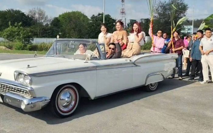 Cô dâu mang sính lễ hơn nửa tỷ đồng, ngồi xe mui trần đến đón chú rể gây xôn xao