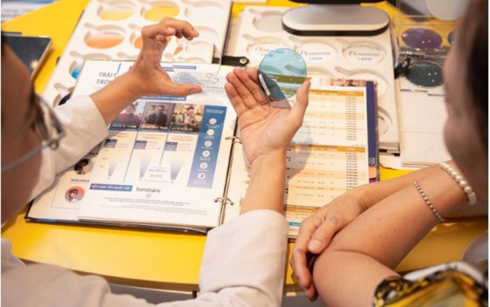 Tròng kính chính hãng tại Hải Triều: Góc khuất chất lượng ít ai biết