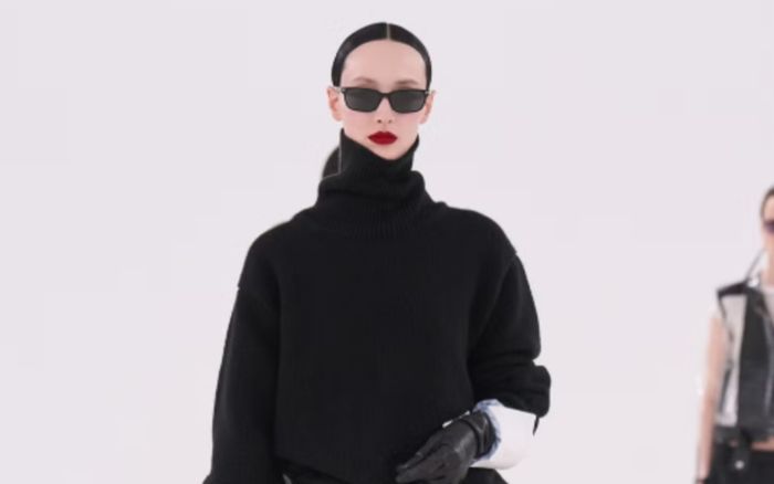 Chất liệu xuyên thấu kết hợp với vest trên sàn diễn của Tom Ford