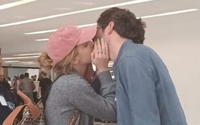 Emma Watson đựợc bắt gặp công khai 'khoá môi' bạn trai tỷ phú