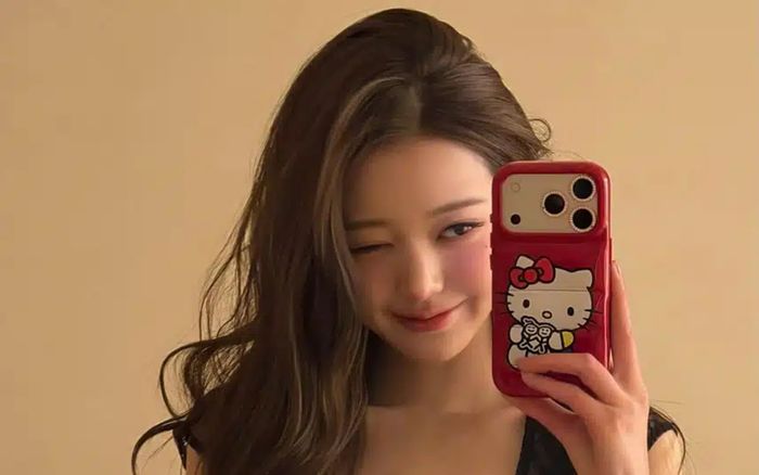 Jang Won Young (IVE) khoe ảnh 'cam thường' gây sốt