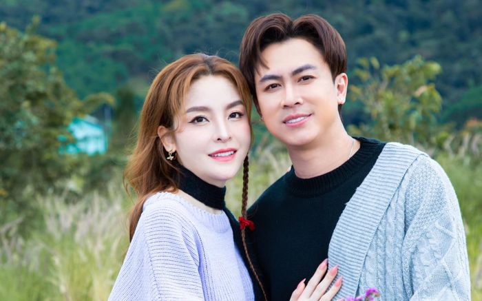 Hồ Việt Trung đưa Saka Trương Tuyền đi khám thai