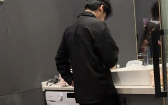 Về phòng khách sạn sau khi ăn tối, người phụ nữ sửng sốt cảnh tượng trên giường