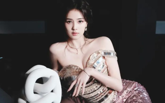 Bạch Lộc khoe nhan sắc quyến rũ khiến netizen 'đứng ngồi không yên'