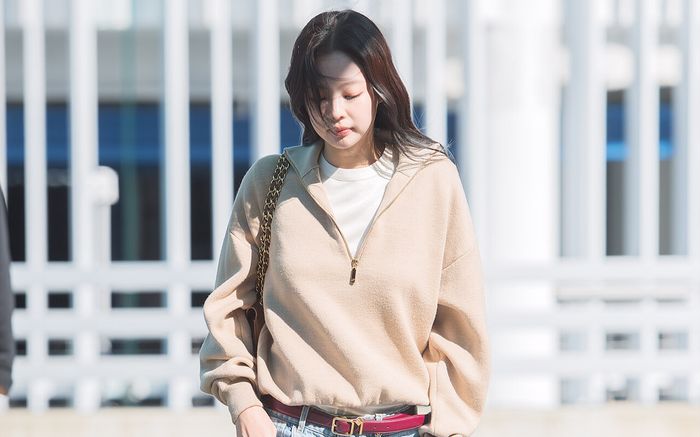 Jennie (BLACKPINK) khoe phong cách đơn giản ở sân bay, tươi tắn lên đường dự Paris Fashion Week