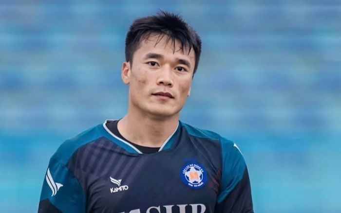 Thủ môn Bùi Tiến Dũng bị thay thế