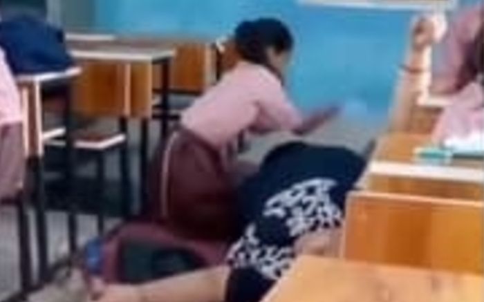 Nữ hiệu trưởng nằm trên sàn, bắt học sinh xoa bóp khiến phụ huynh phẫn nộ