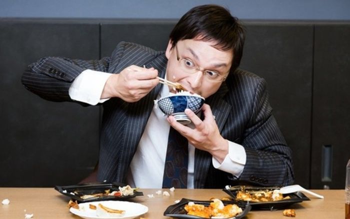 Một thói quen khi ăn cơm nhiều người mắc phải có thể làm tăng nguy cơ ung thư dạ dày