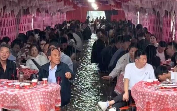 Mưa lớn khiến đám cưới ngập nước lênh láng, khách mời vẫn bình thản ngồi ăn