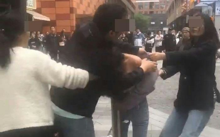 'Tiểu tam' bị vợ chính đánh ghen giữa đường, hành động của người chồng gây phẫn nộ