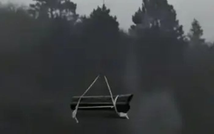 Chiếc quan tài 'bay' lơ lửng giữa trời, cảnh tượng khiến người dân xôn xao