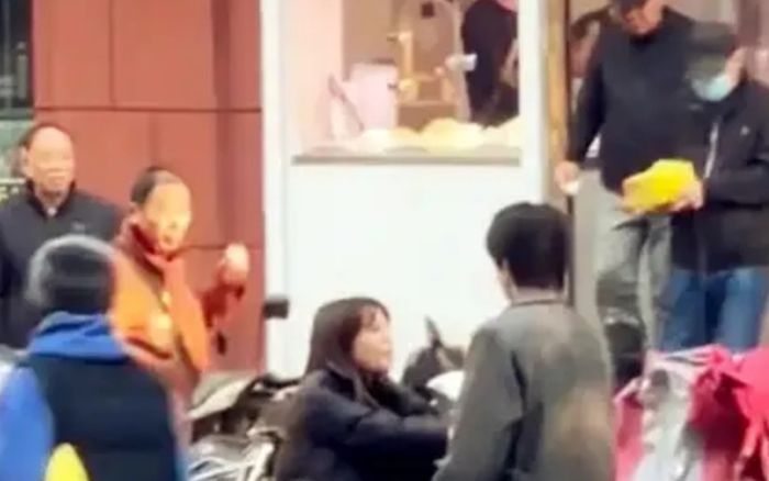 Nói dối đi chơi với bạn, cô gái bị người yêu bắt quả tang hành động đáng xấu hổ