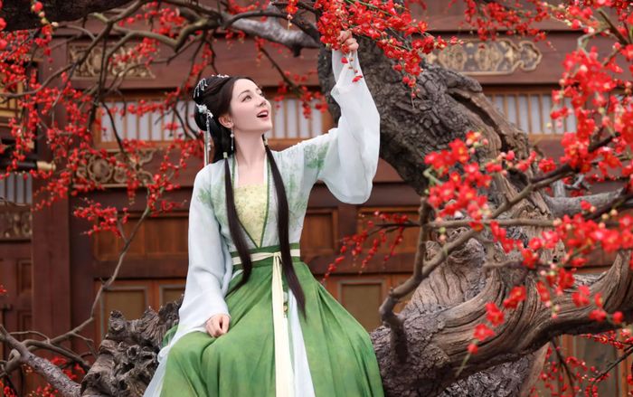 Tạo hình cổ trang gây xao xuyến của Địch Lệ Nhiệt Ba trong phim mới