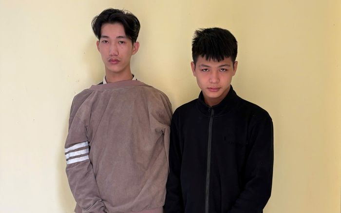 Trước cổng trường cấp 3, 2 nam thanh niên bị phát hiện có hành vi đáng xấu hổ