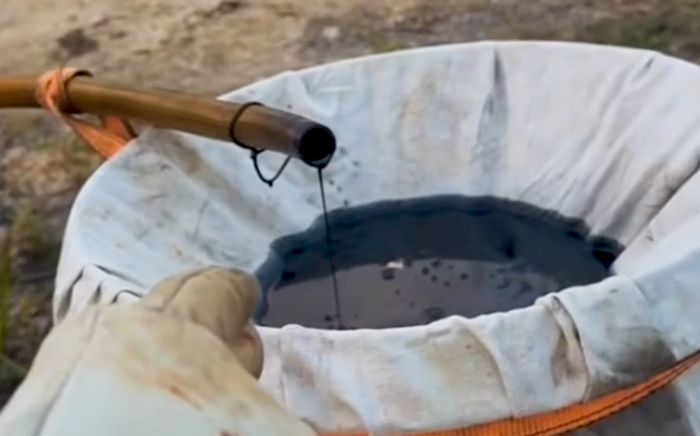 Giá xăng tăng chóng mặt, người đàn ông tự chế nhiên liệu từ dầu ăn gây sốc