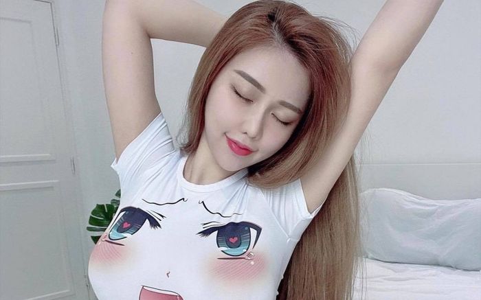 Cô giáo mặc liên tục một kiểu áo đăng lên mạng, phụ huynh phản ứng khiến nhà trường phải đình chỉ dạy