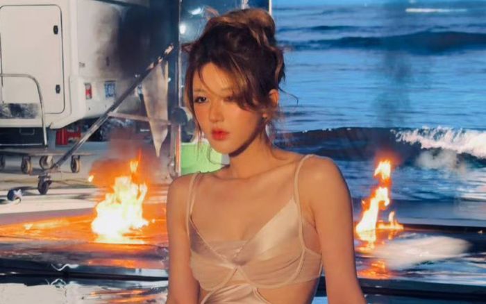 Triệu Lộ Tư khoe visual 'bốc lửa' qua loạt ảnh hậu trường