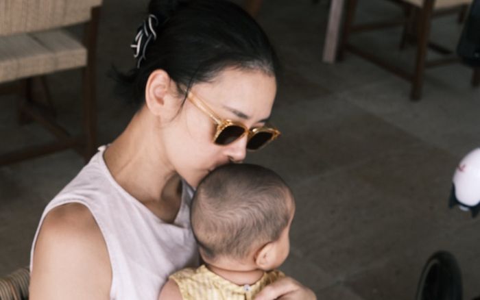 Ngô Thanh Vân dỗ con khóc lúc nửa đêm, một chi tiết về chồng gây chú ý