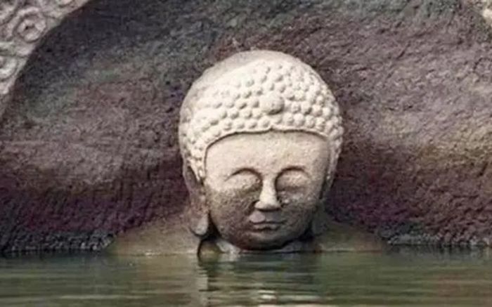 Nước rút làm lộ ngôi chùa cổ dưới lòng đập thủy điện, cảnh tượng gây xôn xao