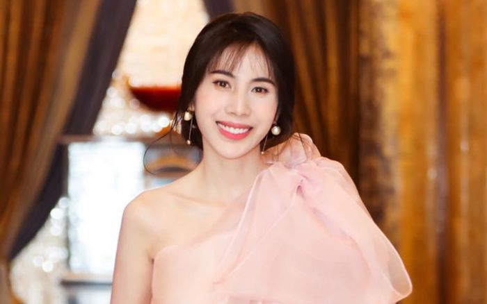 Đã rõ danh tính người đàn ông đặc biệt đứng sau ca sĩ Thủy Tiên