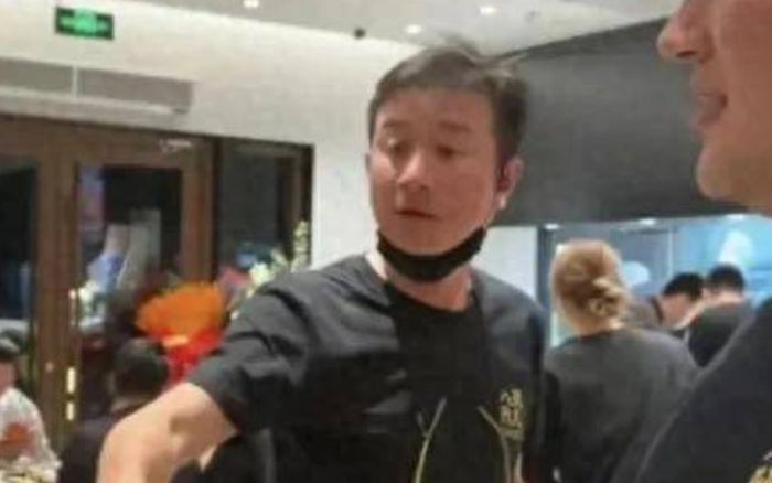 Nam diễn viên nổi tiếng một thời bị bắt gặp đi làm nhân viên quán ăn