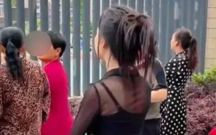 Đứng ở cổng trường đợi con, người mẹ bất ngờ gây tranh cãi vì bộ trang phục