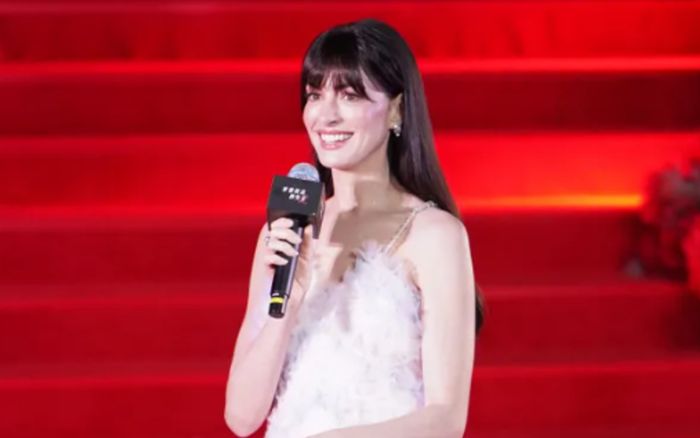 Anne Hathaway hóa nàng thơ trong chiến dịch quảng bá phim mới