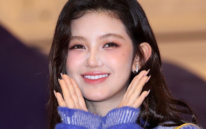 Ôn ào chưa kết thúc, thành viên NewJeans lại gặp biến cố