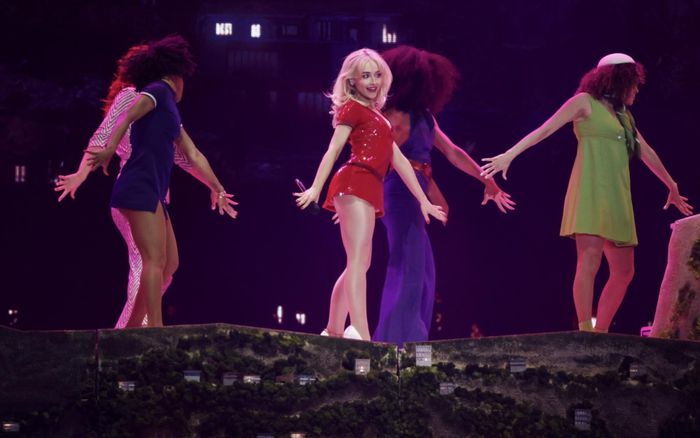 Sabrina Carpenter gây bùng nổ Coachella 2026 với sân khấu đậm chất Hollywood